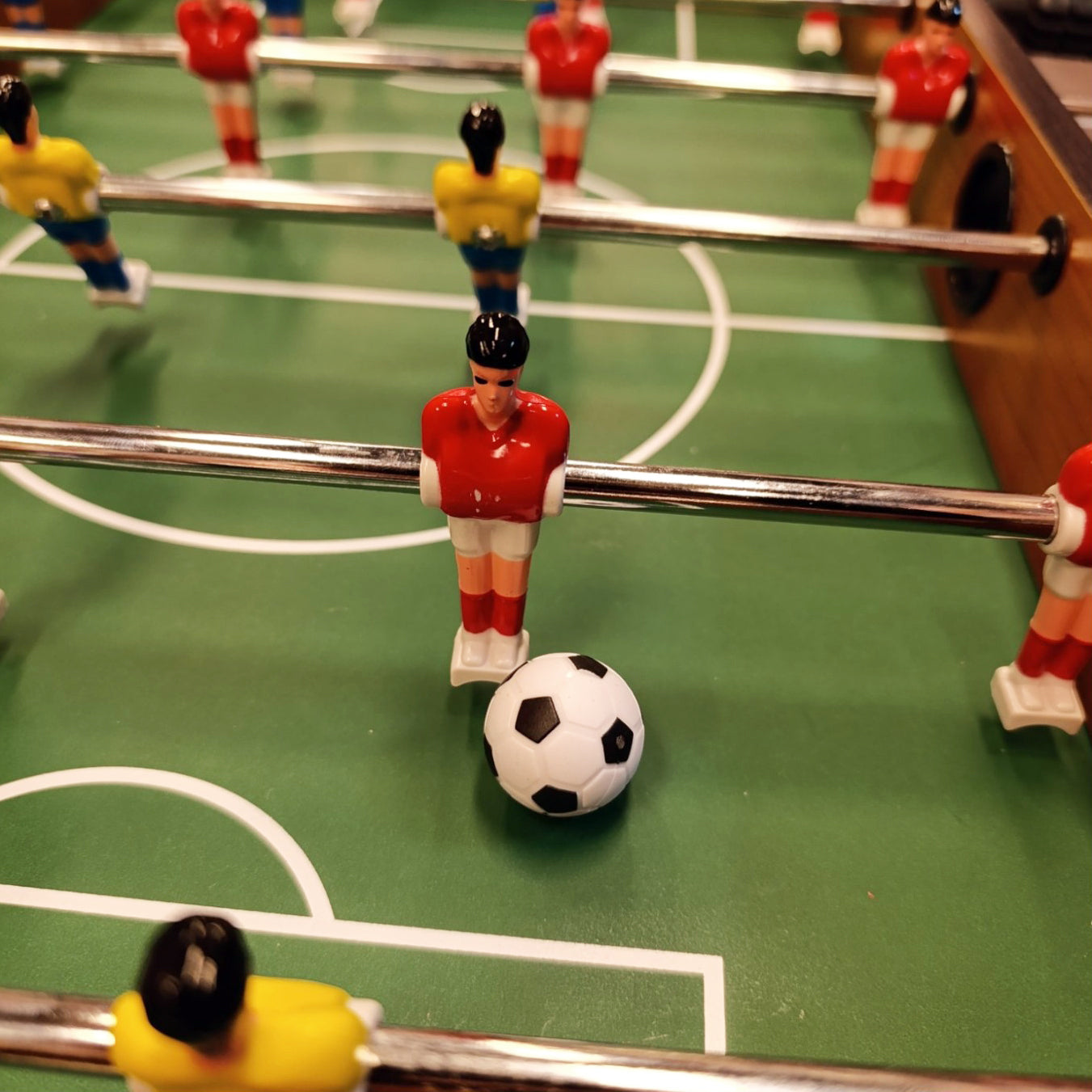 Futbolito de madera con patas, en caja